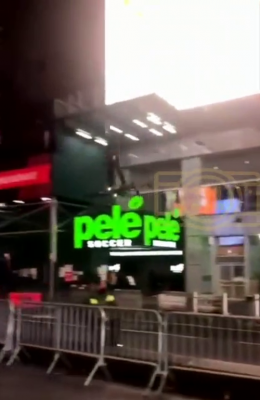 מאן געזעהן  געווארן פליען אין די לופטן נעכטן אין טיימס סקווער