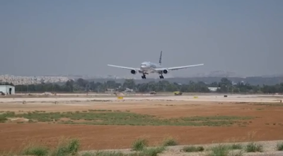 זעהט: פליגער מיט פלאכע רעדל ביים לאנדן אין בן-גוריון לופט פעלד, ב"ה קיין געשעדיגטע 