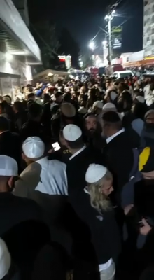 טויזענטער ברסלבער חסידים ביים ווארטן אויף זייער וויירוס טעסט איידערן צוריק פארן קיין ארץ ישראל 