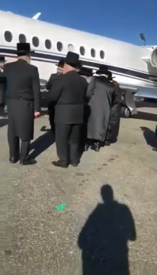 כ"ק אדמו"ר מסקווירא שליט"א ביים פארלאזן ניו יארק אויפן וועג קיין קאליפארניע אויף אפרוה 