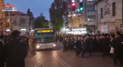 פראטעסטן זענען נעכטן פארגעקומען אויף ככר השבת אנטקעגן די רעגולאציעס פון די מדינה אויף ל"ג בעומר אין מירון הבעל"ט 