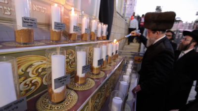 פולע ווידעא:  כ"ק אדמו"ר מבאיאן שליט"א ביים אנצינדען די 45 ליכט לע"נ די 45 אומגעקומענע באתרא קדישא מירון 