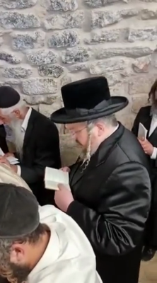 הרה"צ רבי אהרן מרדכי רוקח שליט"א ביים מתפלל זיין ביים קבר שמואל הנביא ביומא דהילולא 