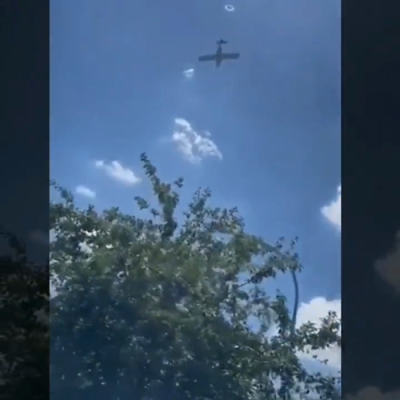 פילאט פון א קליינע פליגער טאנצט ארויס מיט א פערישוט איידער זיין פליגער האט געקראכט צוליב א טעכנישע פראבלעם 