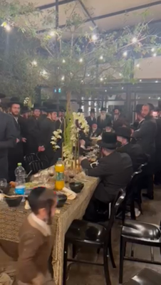 כ"ק אדמו"ר מוויזניץ שליט"א איז זיך משתתף ביי א שמחת השבע ברכות לאחד מחסידיו 