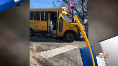 עקסידענט האט היינט פאסירט אין קווינס ווען א קאר האט אריינגעקראכט אין א סקול באסס  אלע קינדער זענען ארויס אומבאשעדיגט