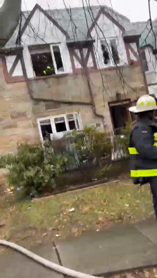 פייער דעפארמענט ביים ארויסראטעווען 14 קינדער פון א פייער היינט צופרי אין א הויז אין קווינס 