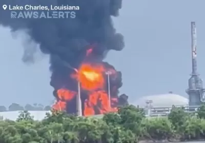 א פלענט אין לוזיאנא איז ארויף אין פלאמען נאכן געכאפט ווערן פון א בליץ 