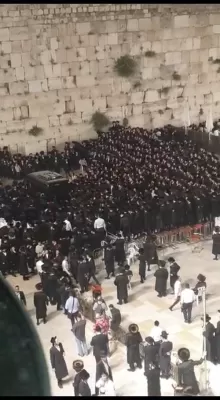 כ"ק אדמו"ר מבעלזא שליט"א ביים כותל המערבי לרגל די שמחת החתונה פון אן אייניקל מארגן דינסטאג נאכט 
