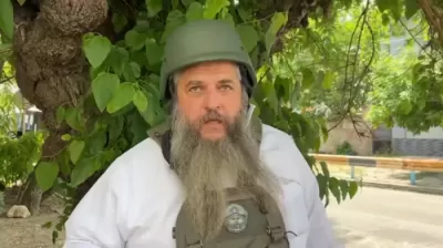 הרב משה אזמאן שליט"א מרבני אוקריינע געקומען אינטער פייער בשעתן העלפן עוואקואירן אידישע פאמיליעס פון די פארפלייצונגען אין כערסאן