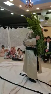 המקובל רבי גמליאל ראבינאוויטש שליט"א ביים טאנצן מצוה טאנץ ביי א חתונה פון אן אייניקל 