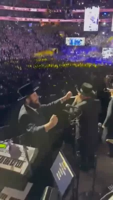 21,000 אידן האבן זיך נעכטן פארזאמעלט ביים היסטארישן מעמד אדירי התורה אין לעיקוואוד - ערשטע בילדער און ווידעאס