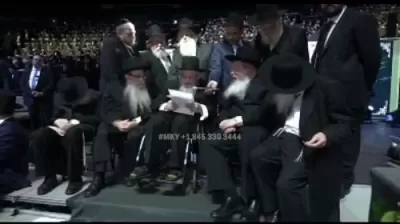 21,000 אידן האבן זיך נעכטן פארזאמעלט ביים היסטארישן מעמד אדירי התורה אין לעיקוואוד - ערשטע בילדער און ווידעאס