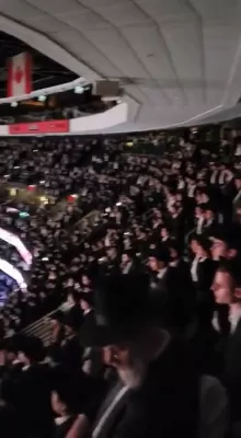 21,000 אידן האבן זיך נעכטן פארזאמעלט ביים היסטארישן מעמד אדירי התורה אין לעיקוואוד - ערשטע בילדער און ווידעאס
