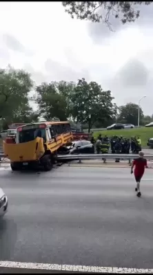 א שווערע עקסידענט האט היינט פאסירט אויפן די בעלט פארקוועי - די באס איז געווען ליידיג פון קינדער ב"ה 