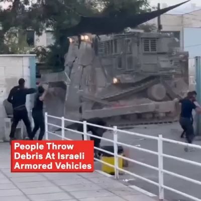 צעיושטע אראבער אין זשענין ביים ווארפן שטיינער אויף די מיליטערישע ארמיי טראקס