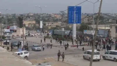 זעהט: כאמאס טעראריסטן ביים אוועקנעמען דאס ביסל הולף - עסן וועלכע איז געקומען פון אנדערע לענדער פאר די עזה איינוואוינער 