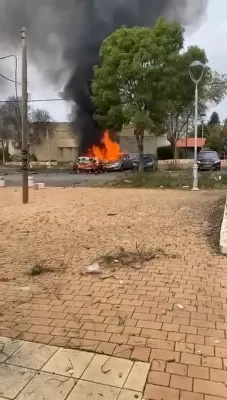 סצענע ווי א ראקעט וואס איז געשאסן געווארן פון לבנון האט געלאנדעט אין די שטאט אביבים