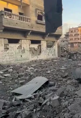 א עזה איינוואוינער קוקט זיך אום צו די ברכווארג פון זיין שטוב ווי דערביי באשילדיגט ער כאמאס 