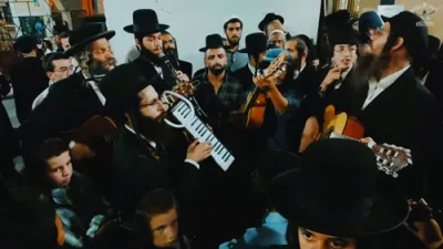 ברסלבער אידן ביים זינגן קה אכסוף אין אומאן 