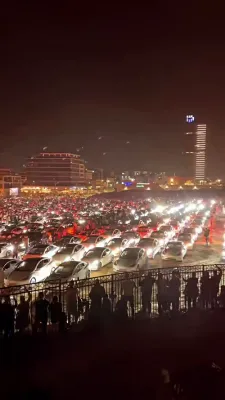 איבער 800 טעסלא קארס האבן פארגעשטעלט א לייט שאו אין שטיצע פאר מדינת ישראל  