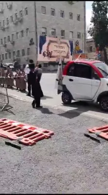 ת"ת קינדער אין ירושלים פארשטעלט ווי באבא'ס אין די גאסן פון ירשלים 