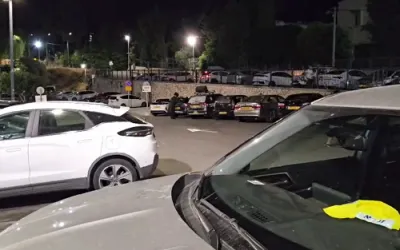 הונדערטער אידן כאפן אריין ארום די זייגער צו מתפלל זיין אין מירון איידער עס ווערט פארמאכט 
