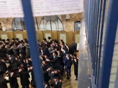 הונדערטער אידן כאפן אריין ארום די זייגער צו מתפלל זיין אין מירון איידער עס ווערט פארמאכט 