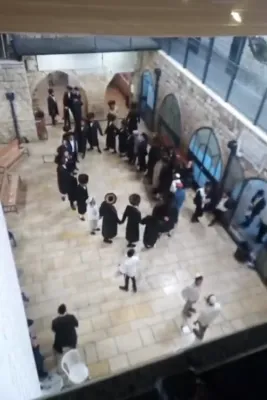 הונדערטער אידן כאפן אריין ארום די זייגער צו מתפלל זיין אין מירון איידער עס ווערט פארמאכט 