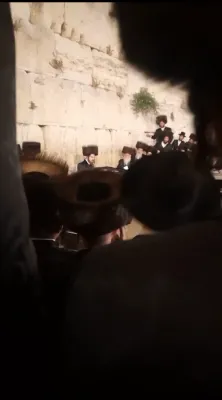 ערשטע בילדער פון כ"ק אדמו"ר מסאדיגורא שליט"א ביים כותל המערבי מוצאי יו"ט