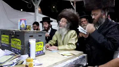 הרה"צ רבי אלימלך בידערמאן שליט"א ביים פוקד זיין אויף די ציון הקדוש פון הרה"ק משטעפינעשט זי"ע 