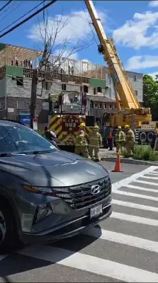 א שווערע אינצידענט האט יעצט פאסירט אין קרית יואל ווען א ריזיגע שטאלענע בים איז אראפגעפאלן אויף א נישט אידישע קאנסטראקשן ארבעטער .