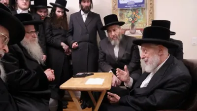 כ"ק אדמו"ר מצאנז קלויזנבורג שליט"א אויף ניחום אבילים ביי כ'ק אדמו"ר מליסקא שליט"א 