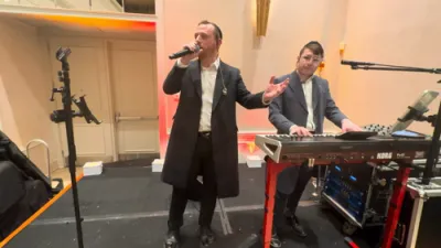 פרייליכע חתונה מיט שרולי גרין אין חזקי שווארץ.