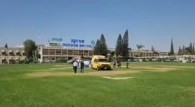    דער ארויסגעראטעוועטער משכון וואס איז נעכטן ארויסגעראטעוועט געווארן קומט אן צום סורוקה שפיטאל.