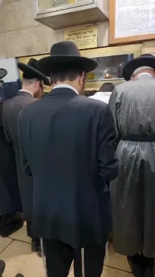 הרה"ג רבי אהרן בראנדסדארפער שליט"א ראב"ד ביד"צ לשכת הפוסקים האט היינט אינדערפרי מתפלל ביים ציון הרשב"י אין מירון.