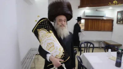 פולע ווידיאו פון לעבעדיגע הכנסת ספר תורה אין קהילת צאנז אין טבריה.