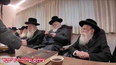 חברי בד"ץ העדה החרדית בראשות כ"ק גאב"ד ירושלים שליט"א ביים בודק זיין מעסערס פון די שוחטים.