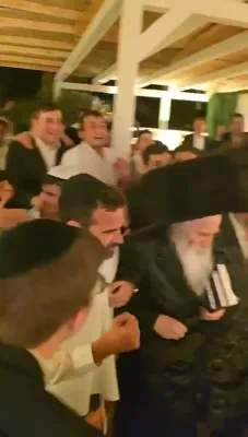 הגה"צ המשפיע רבי איטשע מאיר מארגענשטערן שליט"א ביים זיך משתתף זיין ביי די חתונה פון בן אחד מחסידו,