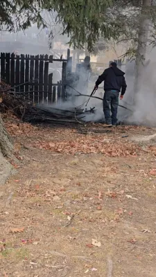 פילע עמערדזשענסי אגענטורן זענען זיך צוזאמענגעלאפן צו א העלישע וואלד פייער אין מאנסי אויסזארג עס זאל זיך נישט צעשפרייטן ווייטער.