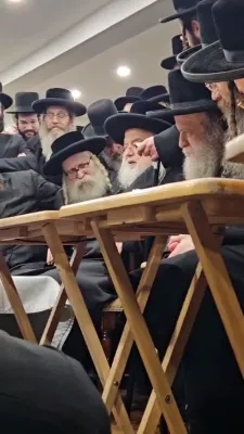 כ"ק אדמורים ורבנים שליט"א ביים מנחם אבל זיין די משפחה פון הגה"צ אב"ד סאמבור זצ"ל