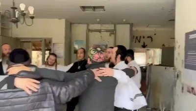 ר' וועלוועל שמעלצער מיט נאך עטליכע אידן ביים באזוכן אין קיבוץ בארי ווי הונדערטער אידן זענען ל"ע אומגעברענגט געווארן הי"ד שמחת תורה תשפ"ד