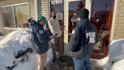 פעדעראלע אגענטן אין מיניאפעליס באזוכן די צענטער פון שווינדלערייען וואס איז לעצטנס אויפגעדעקט געווארן 