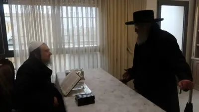 הרה"ק רבי יעקב מאיר שעכטער שליט"א לערנט מיט זיין חברותא כ"ק אדמו"ר מפינסק קארלין שליט"א 