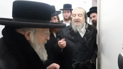 הרה"ק רבי יעקב מאיר שעכטער שליט"א לערנט מיט זיין חברותא כ"ק אדמו"ר מפינסק קארלין שליט"א 