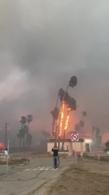 ברעיקינג: א שוידערליכע וואלד פייער אין לאס אנדזשעלעס האט זיך בליץ שנעל פארשפרייט פירנדיג צו די עוואקואציע פון טויזנעטער טויזענטער איינוואוינער!! 