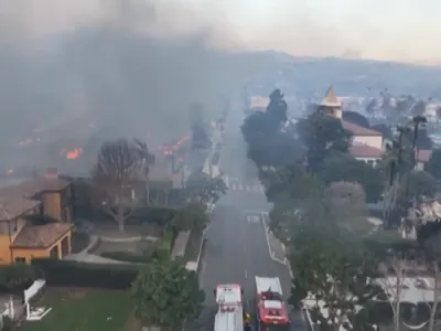  שאקירנדע דראון ווידיאו היינט אינדערפרי צייגט צענדליגע אפגעברענטע גאסן אין לאס אנדזשעלעס,