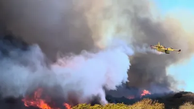 גאר דראמאטישע ווידיאו צייגט ווי די הילפסלאזע פייערלעשער פרובירן מיט זייער לעצטע כוחות צו באקעמפן דעם שרעקליכן מאנסטערישן פייער! 