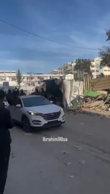 אנגעצויגענע ווידיאו צייגט די מאמענטן ווען די דריי משכנות זענען איבערגעגעבן געווארן פאר די רויטע קרייץ וועלכע האבן זיי ארויסגעברענגט פון עזה,