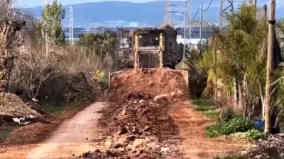 פאלעסטינע האלטן מיט ווי מען צושמעטערט א געגענט אין די מערב ברעג